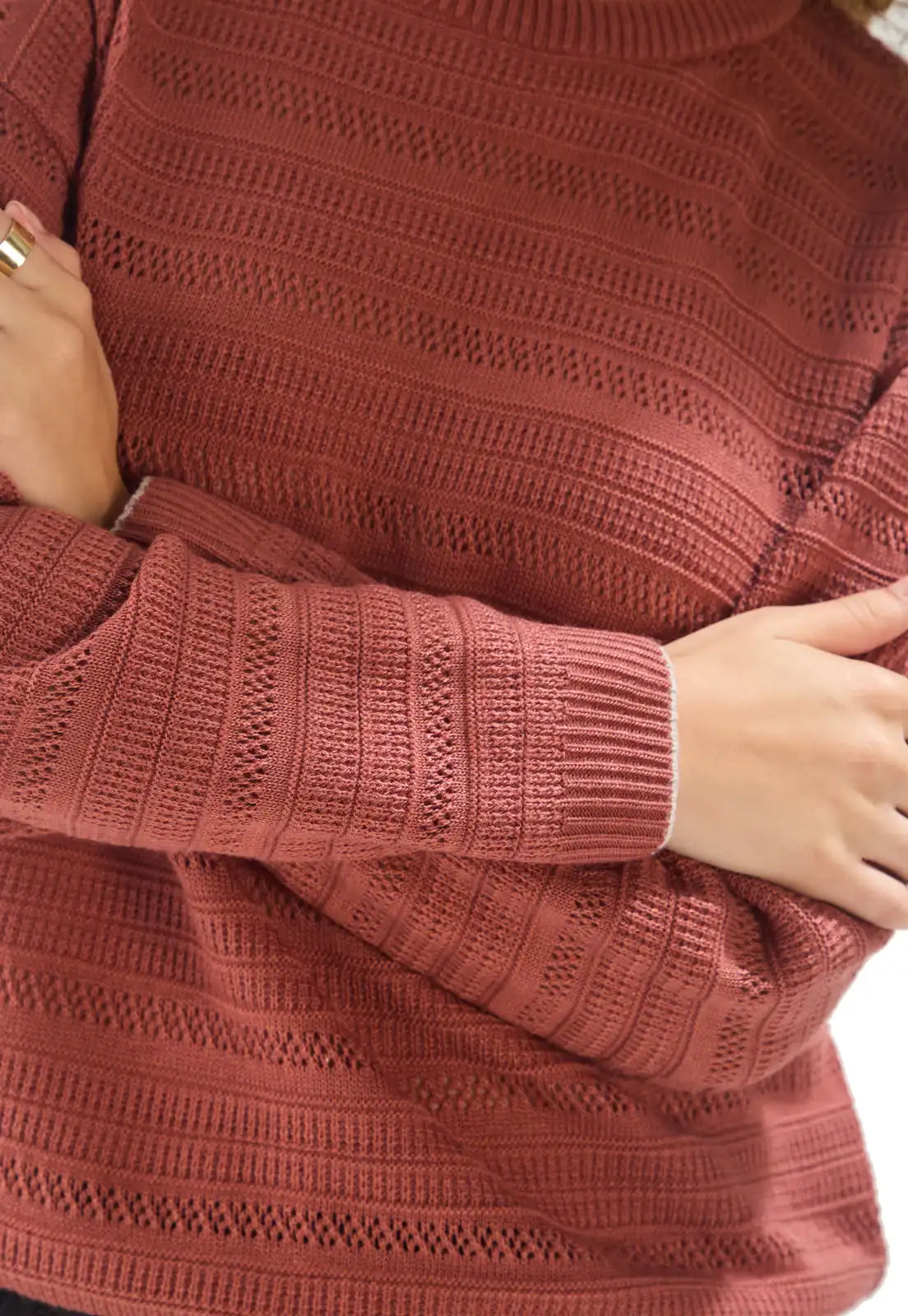 Mujer vistiendo un Saco Calado Encanto Líneal de la marca Giive, tejido con diseño calado, mangas largas y cuello redondo.