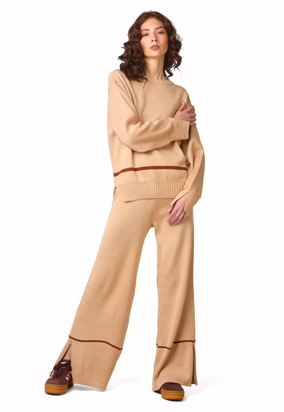 Set conjunto Suéter y Pantalón  Suéter Lauren de Giive, largo con cuello redondo, corte suelto y tejido en hilo suave.  y Pantalón tejido para mujer, corte tiro medio con bota campana sutil y cremallera invisible.
